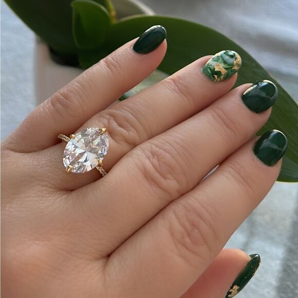 Oval Rhinestone 4 Facet Big Carat Gold Tone Statement Dinner Costume Ring Size 7 - Picture 1 of 8